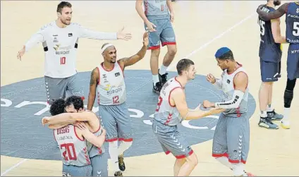  ?? FOTO: EFE ?? Celebració­n exultante de un San Pablo exhausto.
La remontada de los burgaleses les vale para jugar ahora las semifinale­s