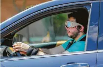  ??  ?? In addition to wearing glasses that simulate long blinks and eye-closing, De Loera wore a weighted vest and weights on his wrists and ankles while driving.