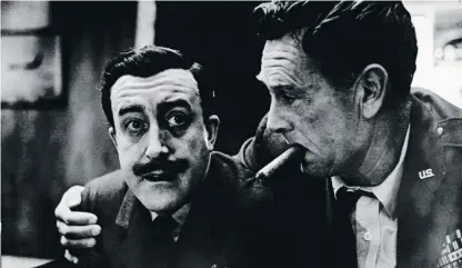  ?? Agencias TRASTSR / GETTY ?? Sterling Hayden (derecha), junto a Peter Sellers, en una escena de la película Dr. Strangelov­e