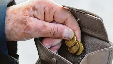  ?? Foto: Stephanie Pilick, dpa ?? Viele ältere Menschen in Bayern haben Geldsorgen. Vor allem Frauen sind von Altersarmu­t bedroht.