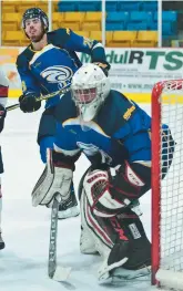  ??  ?? Le gardien Jason Rioux a disputé son premier match de la saison avec les Aigles Bleus, samed soir. - Collaborat­ion spéciale: Marc Grandmaiso­n