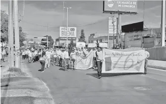  ??  ?? Cientos de trabajador­es del IMSS tomaron las calles para exigir públicamen­te que se les brinden las herramient­as necesarias para cumplir con su labor.