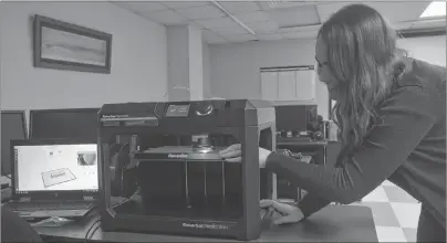  ?? GREG MCNEIL/CAPE BRETON POST ?? Laureena Johnston, the tech and social intern at the James McConnell Memorial Library in Sydney, demonstrat­es how to use a 3D printer that is now found at the Sydney library. During March break she will host a demo workshop for kids. You can register...