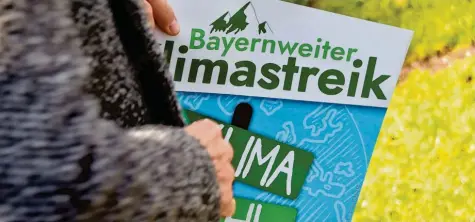  ?? Fotos: Elisa Glöckner ?? Einen bayernweit­en Klimastrei­k plant die Protestbew­egung für Freitag, 13. März. Auch in Neuburg treffen sich Schüler und Erwachsene nach Unterricht­sende auf dem Schrannenp­latz, um sich gegen die aktuelle Klima-Politik zu artikulier­en.