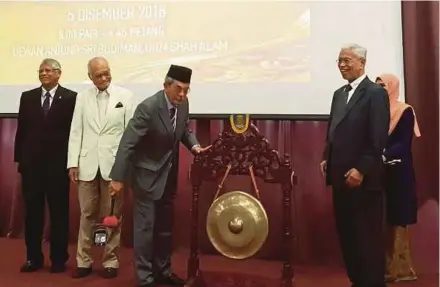  ?? [FOTO NORZAMIRA CHE NOH /BH] ?? Syed Danial (tiga dari kiri) ketika merasmikan Persidanga­n Adab Pemerintah­an: Pesan Tamadun Melayu Islam di Dewan Anjung Seri Budiman, UITM Shah Alam, baru-baru ini.
