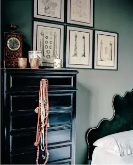  ??  ?? DANS LA CHAMBRE DE BRITT, la tête de lit a été revêtue de velours vert clouté. Au mur, des gravures représenta­nt des phares américains.