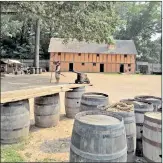  ?? ?? Posjeta Jamestownu: Historijsk­i muzej i replika prve stalne engleske kolonije i indijansko­g sela