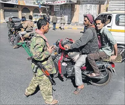  ?? YAHYA ARHAB / EFE ?? Miembros de las fuerzas rebeldes hutíes controland­o las calles de Saná