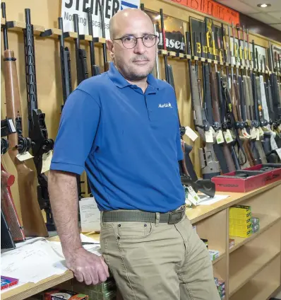  ?? PHOTO AGENCE QMI, JOËL LEMAY ?? Paolo Londero, propriétai­re du magasin Londero Sports, à Saint-Jean-sur-Richelieu, a lui aussi de graves problèmes d’approvisio­nnement de balles pour les carabines.