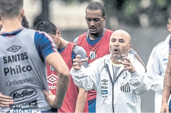  ??  ?? Siempre intenso, Sampaoli aplica su método en Santos; una porción del grupo no está a gusto con la exigencia del argentino, que encontró gordos a alguno