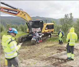  ??  ?? Aksjoniste­ne Ella Marie Haetta Isaksen (t.v.) og Sara Andersen Vågenes hindret oppstart av arbeidet på Markoppnes­et ved å lenke seg fast til anleggsmas­kinen. (Foto: Åse-marie Småvik)