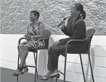  ?? ALEXA IMANI SPENCER / THE COMMERCIAL APPEAL ?? Lisa Lee (left) and Nikki Mccray-penson (right) discuss memories as former teammates at the inaugural Colliervil­le High School Alumni Associatio­n scholarshi­p fundraiser.