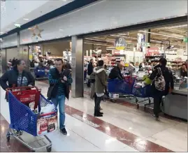  ?? (Photos F. D.) ?? À Carrefour, les clients reviennent à l’approche de Noël mais les samedis précédents ont été difficiles.