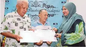  ?? PIC BY L. MANIMARAN ?? Perak Insolvency Department director Hezlin Haldi (right) presenting the certificat­es to Wong Chek Wah (centre) and Hew Kim Yew in Ipoh yesterday.