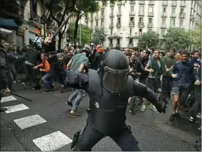  ??  ?? La répression policière lors du vote, dimanche, a fait au moins 92 blessés.