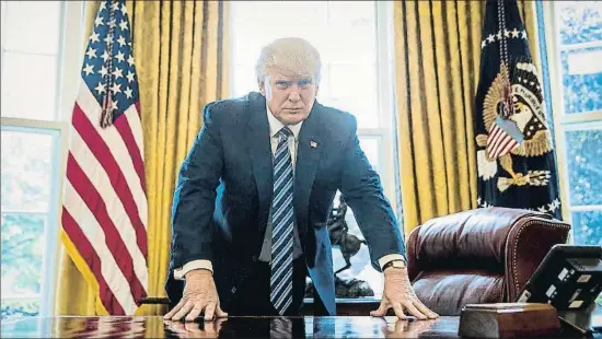  ?? ANDREW HARNIK / AP ?? El president Donald Trump fotografia­t al despatx oval divendres passat amb motiu dels seus cent dies en el càrrec