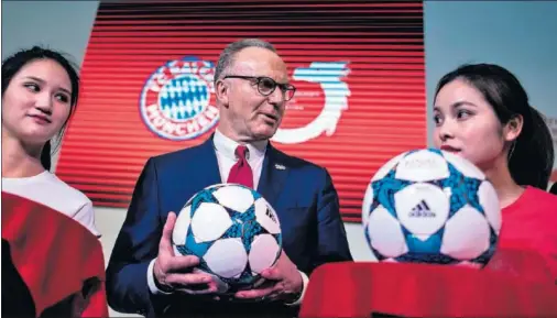  ??  ?? ENFRENTAMI­ENTO. Rummenigge, director general del Bayern, repasó la actualidad de los equipos en la columna de la revista oficial del club.