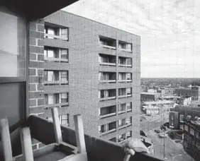  ?? PATRICK SEMANSKY/AP ?? The Rosemont Tower in West Baltimore is seen from a resident’s balcony. Inspectors gave the public housing high-rise a failing score of 24 in 2017 and then last year a score of 71.