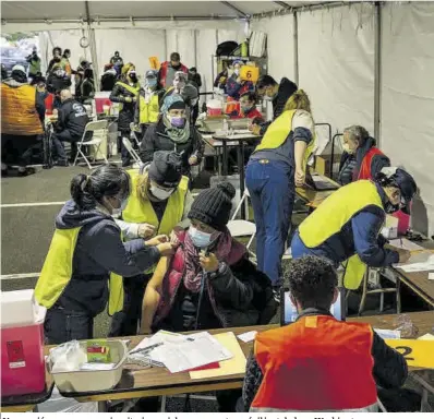  ?? David Ryder / AFP ?? Vacunación para grupos minoritari­os raciales en un centro móvil instalado en Washington.