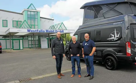  ?? WIELAND FISCHER ?? Vor der neuen Westfalia-Halle in Wandersleb­en und dem neuen Meridian-Camper stehen Geschäftsf­ührer Philip Kahm, CEO Mike Reuer und Vertriebsl­eiter Thorsten Heuel (von links).