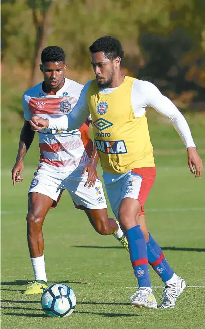  ??  ?? Hernane, em lance com Matheus Reis, está recuperado de lesão e pode enfrentar o Atlético-GO, no dia 11