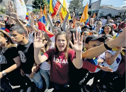  ??  ?? Neuwahlen forderten diese Studenten in der venezolani­schen Hauptstadt Caracas bei einer Massenkund­gebung am Montag. Die Missstände im Land werden Präsident Nicolás Maduro angelastet.