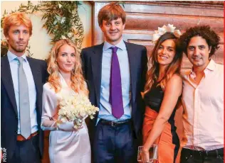  ??  ?? Santo Domingo III (derecha) fue uno de los padrinos de la boda civil del príncipe y Ekaterina, junto con Christian de Hanover, en la Alcaldía de la ciudad. La dama de honor fue la periodista Dina Amer.