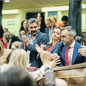  ?? MARISCAL / EFE ?? Miguel Barrachina, felicitado ayer por otros diputados del PP