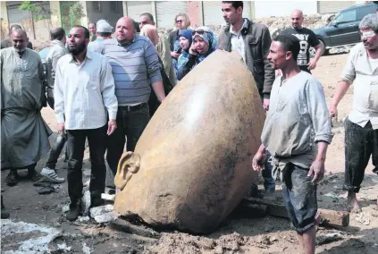  ?? Photos Jahd Khalil for The National ?? Archaeolog­ists have only recovered parts believed to be from the larger statue from 3,000 years ago.