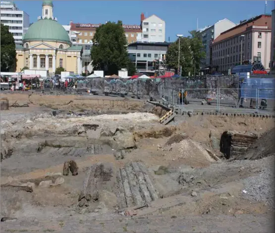  ?? ANDREA WIKLUND ?? GRÄVS UPP. Hittills har det endast gjorts arkeologis­ka utgrävning­ar på Salutorget. Men snart kan parkerings­grottan börja byggas. Stadsstyre­lsen har godkänt finansieri­ngsplanen för projektet.