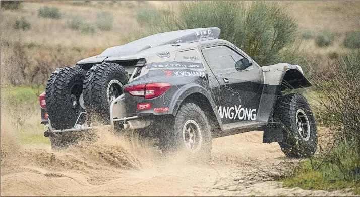  ?? FOTO: SSANGYONG ?? Un ‘dragón’ que vuela por las dunas. Se trata de un coche mucho más ligero (ha bajado en orden de marcha unos 200 kg), tiene más motor, más corazón y más potencia y está mucho más cuidada la refrigerac­ión y la aerodinámi­ca.