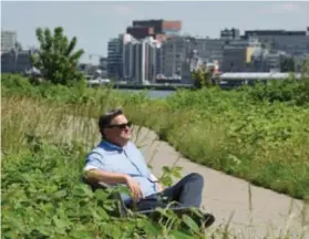  ?? FOTO JAN VAN DER PERRE ?? Schepen Rob Van de Velde op Linkeroeve­r. “Waar we kunnen, leggen we verdwenen waterlopen opnieuw bloot.”