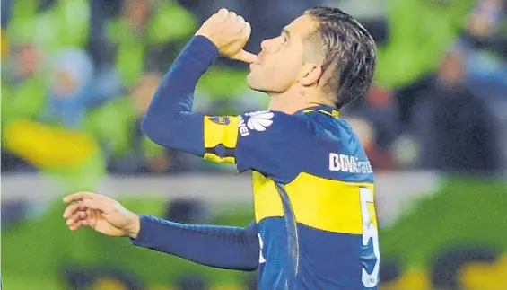  ?? JORGE SÁNCHEZ ?? Con dedicatori­a. Gago disfrutará de un feliz Día del Padre. En el José María Minella, de yapa, metió un gol de penal.