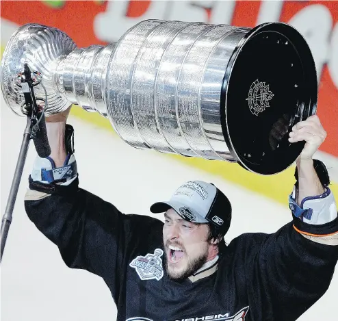  ?? MARK J. TERRILL / THE ASSOCIATED PRESS FILES ?? Teemu Selanne, seen hoisting the Stanley Cup after the Anaheim Ducks won their first championsh­ip in 2007, was named to the Hockey Hall of Fame on Monday. Selanne began his career with the Winnipeg Jets in 1992.