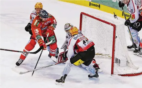  ?? FOTO: HORSTMÜLLE­R ?? DEG-Torjäger Spencer Machacek (rotes Trikot) setzt sich vor dem Bremerhave­ner Tor durch und erzielt das wichtige 2:0.