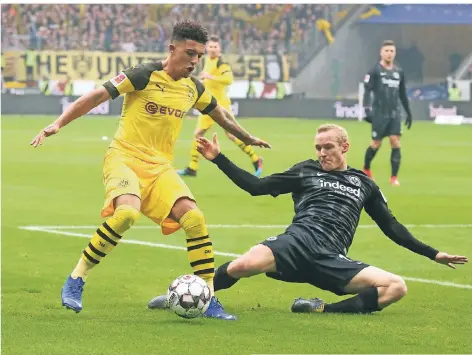  ?? FOTO: DPA ?? Ein Beispiel für den Vorsprung Englands: Der Dortmunder Jadon Sancho lässt den Frankfurte­r Sebastian Rode ins Leere rutschen. 1. FC Köln - FC St. Pauli Regensburg - Bielefeld