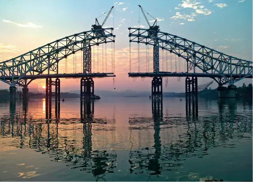  ??  ?? Un pont ferroviair­e en constructi­on