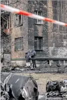  ?? ?? Kiev. Dos personas recorren sector atacado ayer por fuerzas rusas.