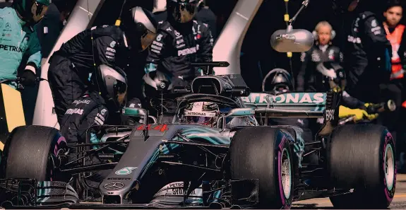  ??  ?? Lewis Hamilton, 33 anni, ai box: i suoi meccanici Mercedes nel 2017 hanno vinto il DHL Fastest Pit Stop Award, davanti a quelli della Williams e a quelli della Red Bull GETTY IMAGES