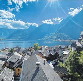  ?? FOTOS: THOMAS VIERICH ?? Seen, Berge und hübsche Orte sind typisch für das Salzkammer­gut. Gutes Beispiel dafür ist Hallstatt.