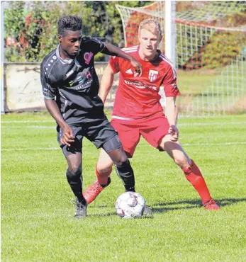  ?? ARCHIVFOTO: THORSTEN KERN ?? Der TSV Berg ( links Jannik Wanner im Spiel gegen den TSV Straßberg) hat sich starke Vorbereitu­ngsgegner ausgesucht.