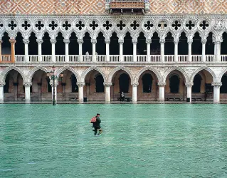  ??  ?? «Acqua alta in piazza San Marco» Una foto del 2002 di Fulvio Roiter - Fondazione Roiter