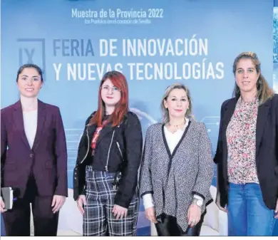  ?? ?? Mujeres participan­tes en la iniciativa Woman Digital de la Junta, con María Luisa Ulgar, su coordinado­ra (segunda por la dcha). A la derecha, Mª José Escalona durante su ponencia sobre el metaverso.