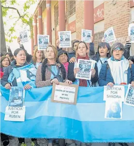  ??  ?? Dolor. El reclamo por las muertes de la vicedireco­tra y un auxiliar.