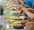  ?? Foto: dpa ?? In den wenigsten Schulen wird das Essen der Schüler auch gekocht. Meistens wird es von einer Firma angeliefer­t.