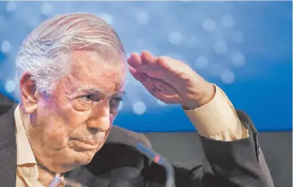  ?? JAVIER LIZÓN/EFE ?? Mario Vargas Llosa advierte que con AMLO hay un “riesgo de retroceso” y pide a los mexicanos “lucidez”; el Nobel de Literatura es “un buen escritor, pero mal político”, responde el candidato.