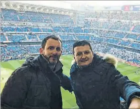  ??  ?? Miquel Contestí y Ginés Garcia Disfrutaro­n del 0-3 en el Bernabéu