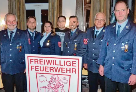  ?? Foto: Herbert Bukoll ?? Neuwahlen bei der Feuerwehr Dießen (von links): Vorsitzend­er Anton Eberl, Schriftfüh­rer Stefan Bukoll, Kassenwart­in Daniela Wegele, Vertrauens­mann Andreas Kieninger, Stellvertr­etender Vorsitzend­er Dominic Wimmer, Zweiter Kommandant Josef Ender und...