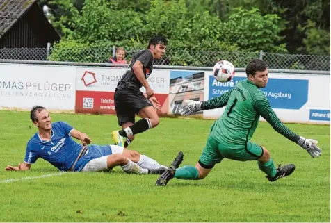  ?? Foto: Oliver Reiser ?? Im Hinspiel gegen den SC Ichenhause­n hat Aystettens Kaan Dogan diese Chance gegen Martin Wenni (links) und Torwart Simon Zeiser noch vergeben – seitdem hat der Cos mos Youngster dazugelern­t.