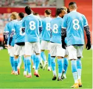  ?? GETTY IMAGES ?? Tribute: Man City stars honour Colin Bell by wearing his No 8 shirt before kick-off